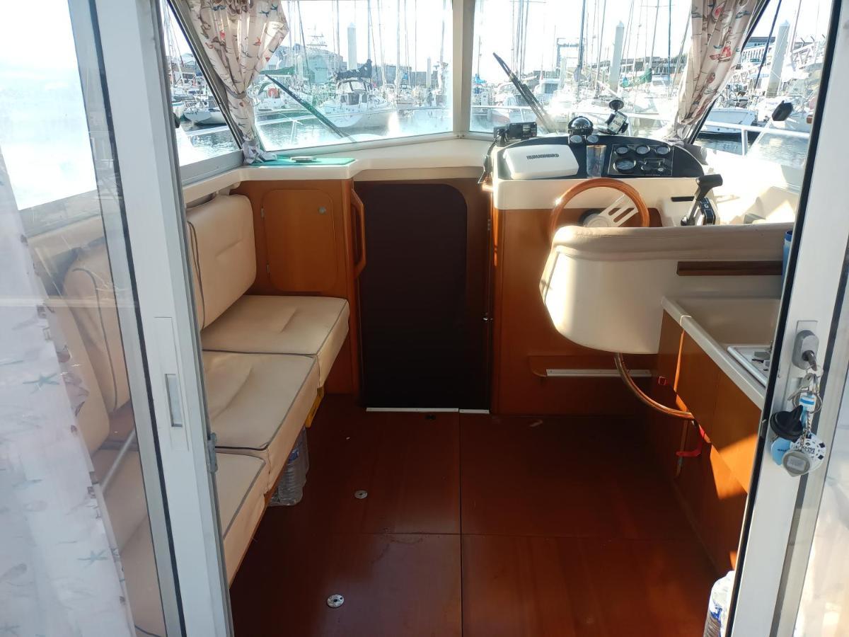 Nuit Insolite A Bord Du Bateau Exocet III Булонь-сюр-Мер Экстерьер фото