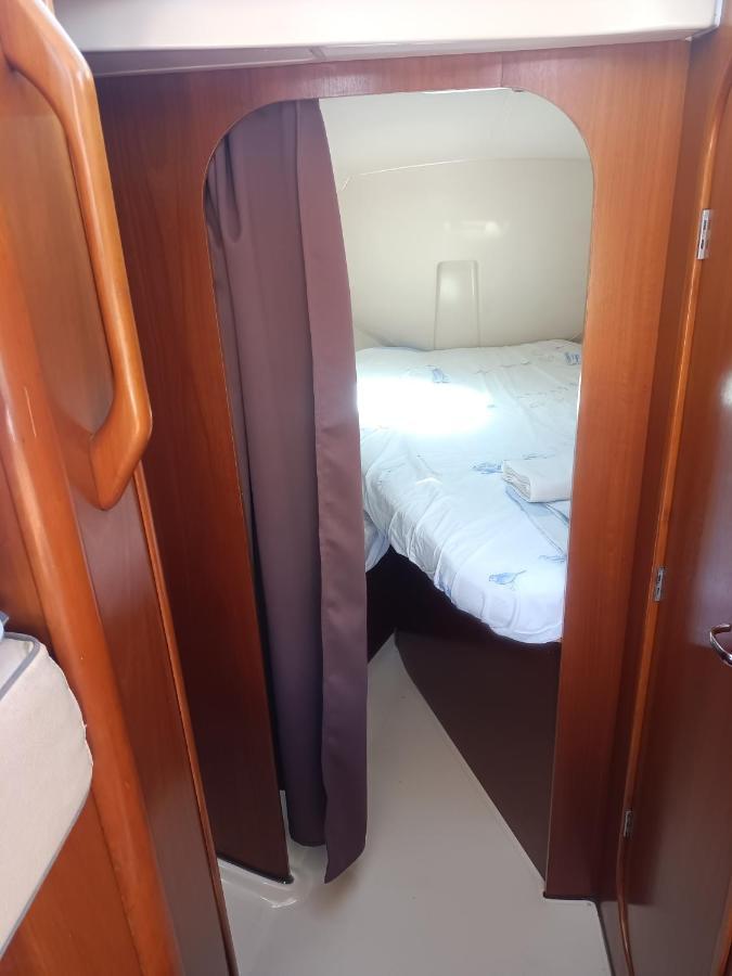 Nuit Insolite A Bord Du Bateau Exocet III Булонь-сюр-Мер Экстерьер фото